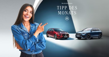 
						  Eine braunhaarige Frau deutet mit dem Zeigefinger auf ein Bild, auf dem links eine rote A-Klasse Kompaktlimousine und rechts ein blauer GLA vor einem abstrakten Hintergrund stehen.
						  