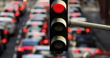 
						  Im dichten Straenverkehr leuchtet eine Ampel rot auf.
						  
