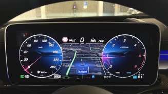 
Eine volldigitale Geschwindigkeitsanzeige mit Signalisierung der HOLD-Funktion in einem Mercedes-Benz.
