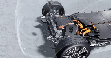 
						  Die Vorderachse und das Hochvoltsystem mit Ladedose eines Mercedes-Benz CLA in der technischen Darstellung.
						  