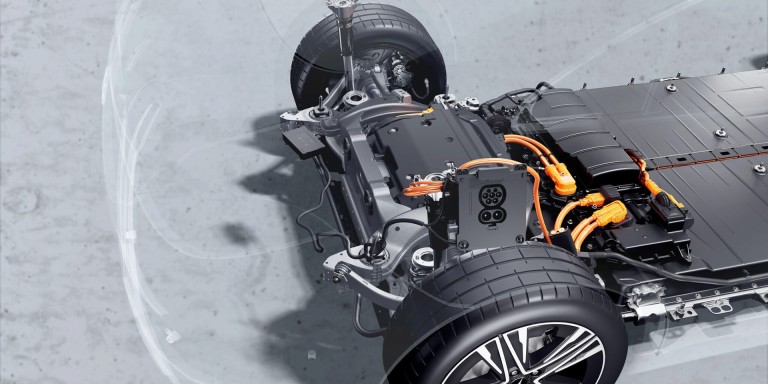 
				Die Vorderachse und das Hochvoltsystem mit Ladedose eines Mercedes-Benz CLA in der technischen Darstellung.
				