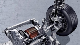 
Die technischen Details mit Zusatzantrieb an der Vorderachse eines Mercedes-Benz CLA.
