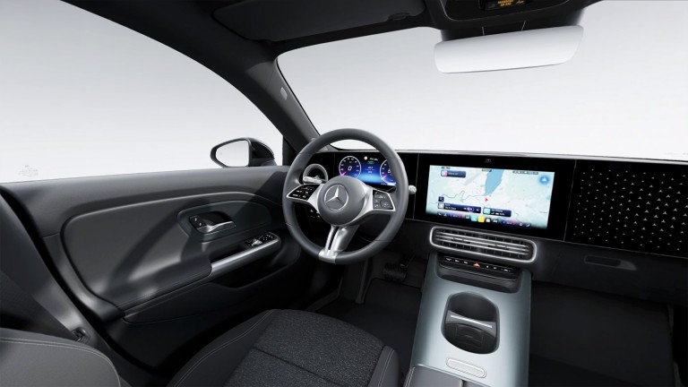 
			Das Cockpit des CLA mit Multifunktionslenkrad und Zentraldisplay. Der Bildschirm zeigt Navigations- und Musikfunktionen.
		