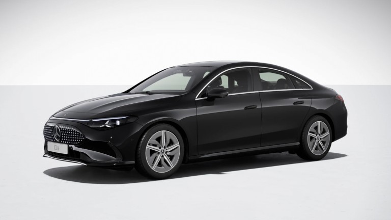
			Linke Seitenansicht eines CLA. Zu sehen sind die AMG Leichtmetallrder im aerodynamisch optimierten 5-Speichen-Design. Die Felge ist glanzgedreht und in Tantalgrau lackiert.
		