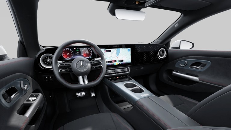 
			Blick in den Innenraum eines CLA mit dem unten abgeflachten AMG Multifunktionslenkrad in Nappa-Leder. Dahinter ist das volldigitale Fahrerdisplay und rechts daneben das zentrale Touchdisplay mit Navigationskarte erkennbar. Im unteren Bildbereich ist die AMG Sportpedalanlage zu sehen.
		