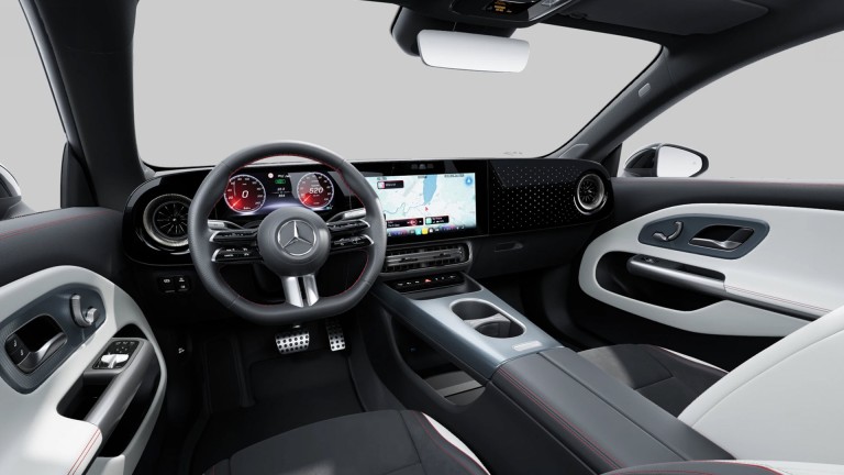 
			Innenaufnahme des CLA mit AMG Line Plus: Zu sehen sind unter anderem das unten abgeflachte AMG Multifunktionslenkrad in Nappa-Leder und dahinter das volldigitale Fahrerdisplay. Rechts daneben ist das zentrale Touchdisplay mit Navigationskarte und am unteren Ende des Bildes die AMG Sportpedalanlage zu erkennen.
		