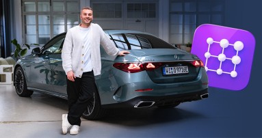
						  Produktmanager Christopher Hartung lehnt mit dem Arm an einer Mercedes-Benz E-Klasse 400 e<sup>5,6</sup>. Er trgt ein helles Hemd und eine dunkle Hose.
						  