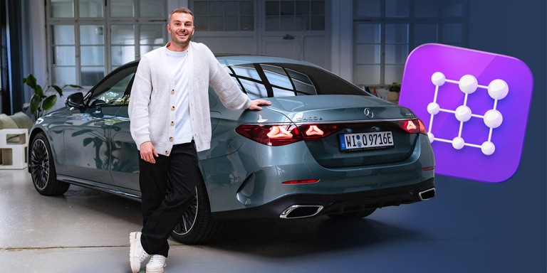 
				Produktmanager Christopher Hartung lehnt mit dem Arm an einer Mercedes-Benz E-Klasse 400 e<sup>5,6</sup>. Er trgt ein helles Hemd und eine dunkle Hose.
				