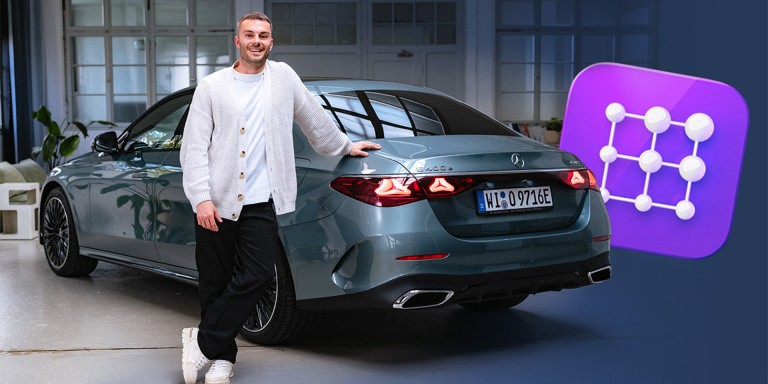 
							Produktmanager Christopher Hartung lehnt mit dem Arm an einer Mercedes-Benz E-Klasse 400 e. Er tr�gt ein helles Hemd und eine dunkle Hose.
					 	 