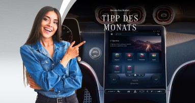 
						  Eine brnette Frau deutet mit dem Zeigefinger auf das Bild eines Zentralbildschirms von einem Mercedes-Benz, auf dem auswhlbare und bestellbare e-Vignetten erkennbar sind.
						  