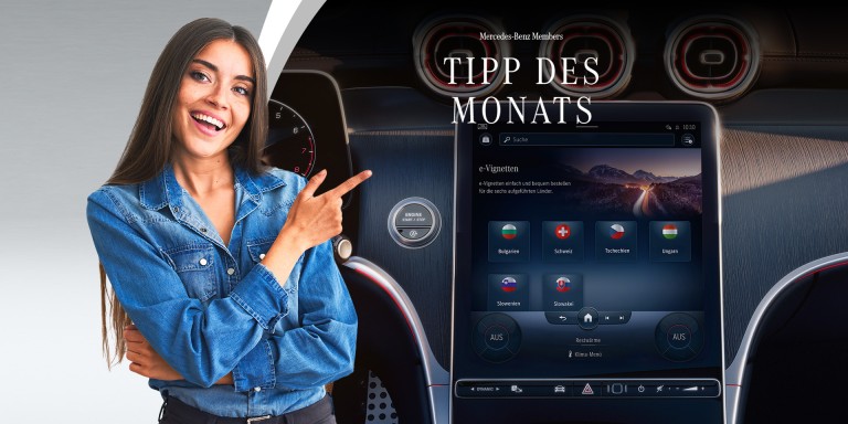 
				Eine brnette Frau deutet mit dem Zeigefinger auf das Bild eines Zentralbildschirms von einem Mercedes-Benz, auf dem auswhlbare und bestellbare e-Vignetten erkennbar sind.
				
