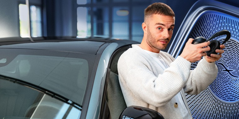 
				Produktmanager Christopher Hartung lehnt an einer Mercedes-Benz E-Klasse. Er trgt eine weie Jacke und hlt Kopfhrer in der Hand. Im Hintergrund rechts ist eine vergrerte Aufnahme eines Burmester Lautsprechers zu sehen.
				