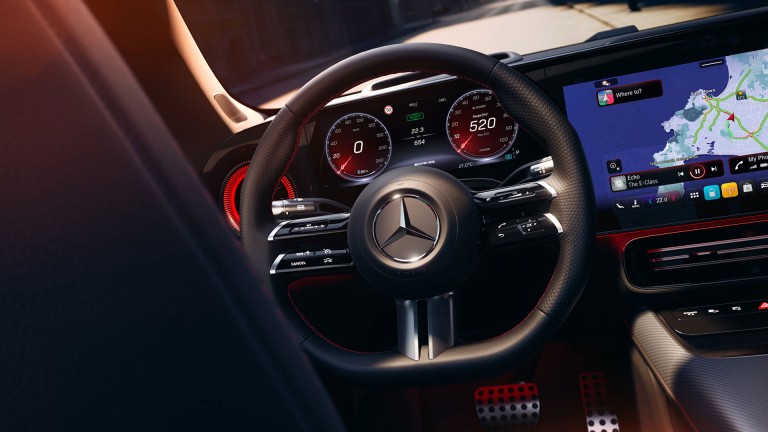 
			Blick auf das Lenkrad eines CLA mit EQ Technologie und das Fahrerdisplay, rechts ist ein Teil des Zentraldisplays zu sehen, auf dem die Kartenansicht geffnet ist.
		