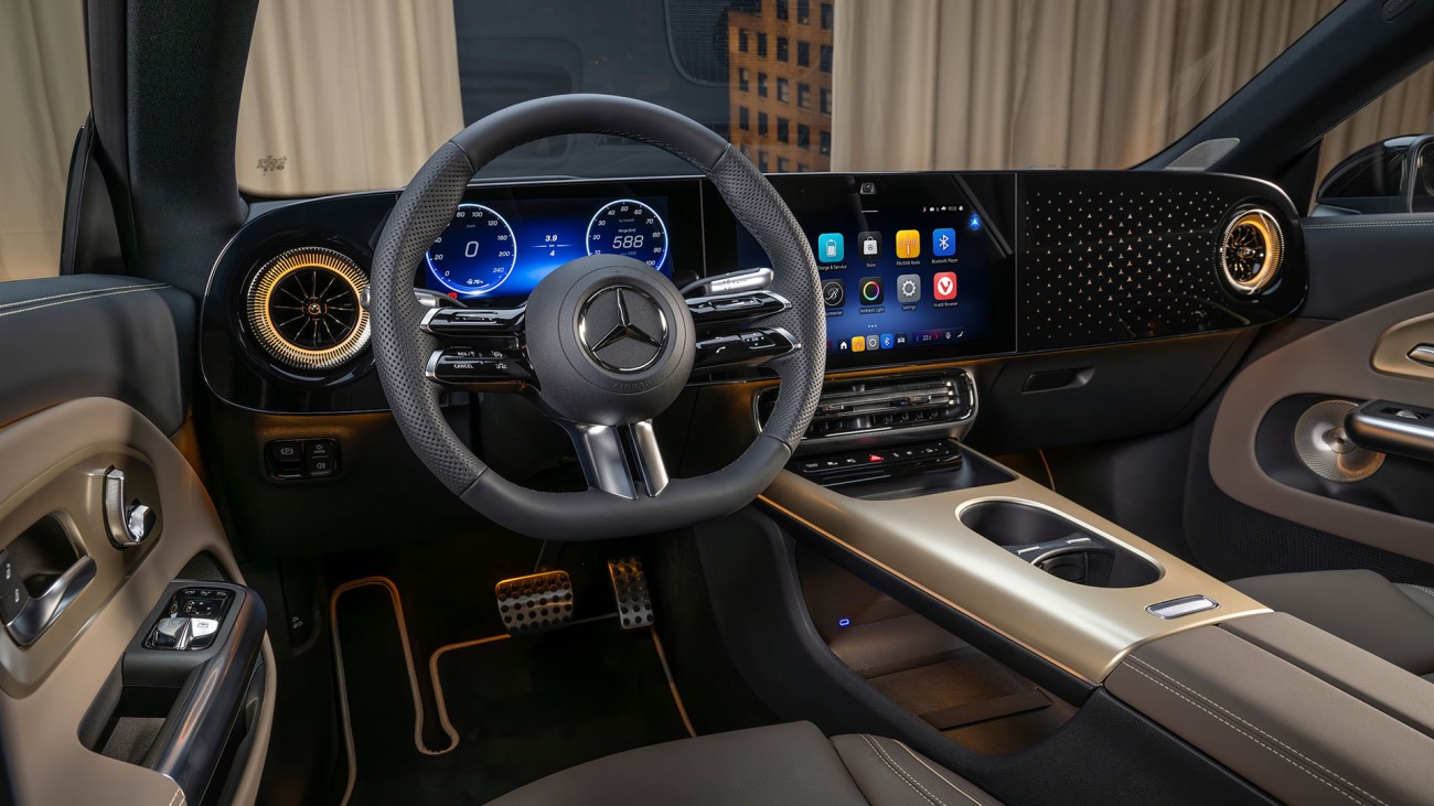 
			Blick vom Fahrersitz auf das Lenkrad, Display und Mittelkonsole eines neuen CLA mit EQ Technologie.
		