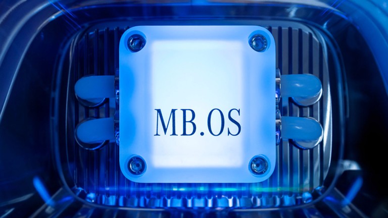 
			Grafik einer Art Computerchip, auf dem in der Mitte „MB.OS“ steht.
		
