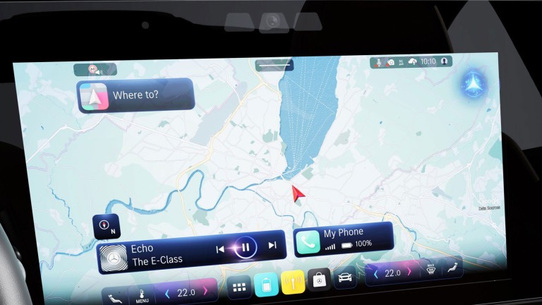 
			Nahaufnahme des Zentraldisplays, auf dem die Navigation und eine Kartenansicht zu sehen sind.
		