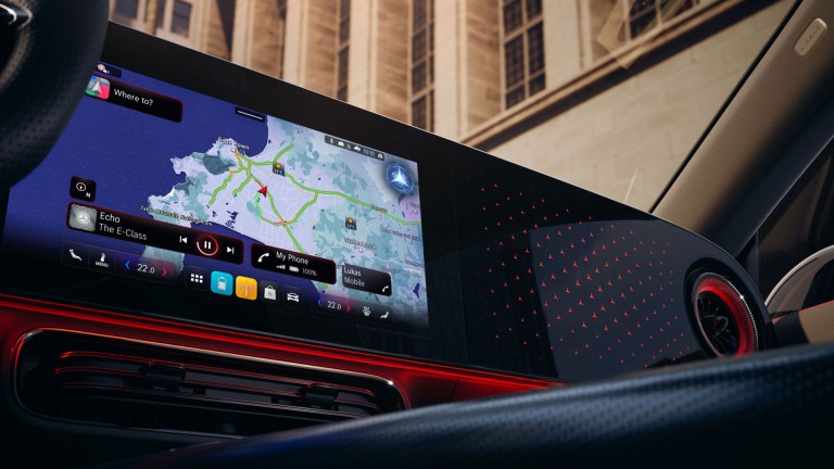 
			Blick auf das Zentraldisplay, auf dem die Navigation und eine Kartenansicht zu sehen sind.
		