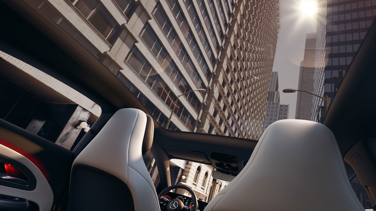 
			Blick von der R�ckbank des neuen CLA mit EQ Technologie durch das Panoramadach, das den Blick auf Hochh�user und die Sonne freigibt.
		