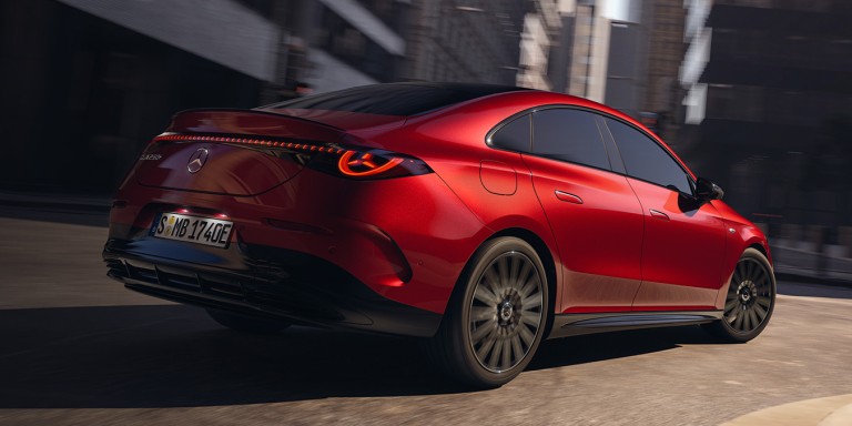 
					Heckansicht des CLA mit EQ Technologie in Lack MANUFAKTUR patagonienrot metallic, der in eine Rechtskurve einbiegt.
				 