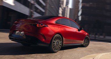 
					  Heckansicht des CLA mit EQ Technologie in Lack MANUFAKTUR patagonienrot metallic, der in eine Rechtskurve einbiegt.
					  