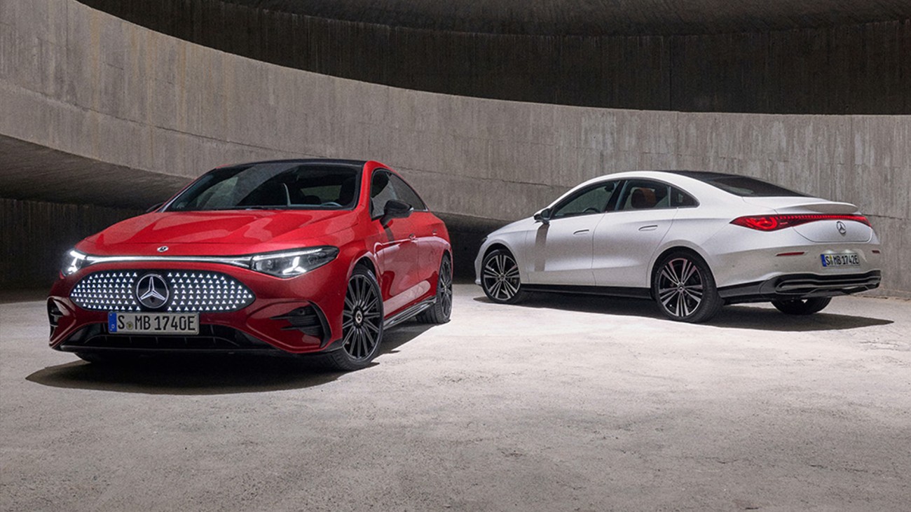 
			Zwei CLA stehen nebeneinander: vorne ein Modell in Lack MANUFAKTUR patagonienrot metallic mit beleuchtetem Mercedes-Benz Pattern, etwas weiter hinten ein CLA in Unilack polarwei� mit Blick auf das Heck.
		