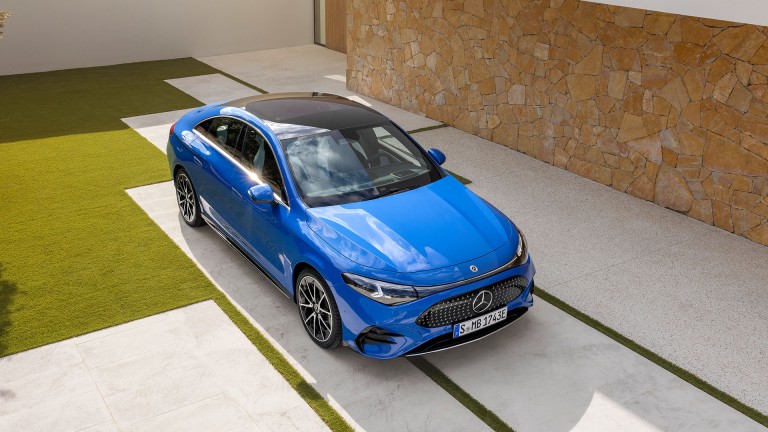 
			Der CLA in Metalliclack klarblau mit 19 Zoll (48,3 cm) AMG Leichtmetallrdern im 5-Doppelspeichen-Design.
		