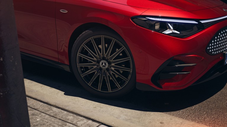 
			Fokus auf das vordere linke Rad eines Mercedes-Benz CLA in Lack MANUFAKTUR patagonienrot metallic – ausgestattet mit 19 Zoll (48,3 cm) AMG-Leichtmetallfelgen im Vielspeichen-Design.
		