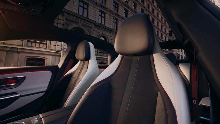 
			Zweifarbige Sportsitze schwarz und clean white paerl im Frontbereich des CLA mit EQ Technologie, aufgenommen aus dem Innenraum.
		