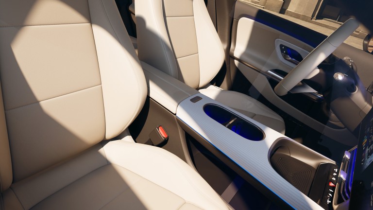 
			Blick in den Innenraum des CLA mit hellem Interieur. Im Fokus steht die Mittelkonsole mit einem Zierteil in Naturfaser und blauer Ambientebeleuchtung.
		