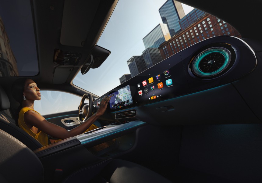 
			  	Blick vom Beifahrersitz auf eine Frau, die hinter dem Steuer eines neuen CLA sitzt und mit der Hand den Zentralbildschirm des optionalen MBUX Superscreens bedient. Rechts im Bild ist der Bildschirm f�r die Beifahrenden mit zahlreichen Apps zu sehen.
			  