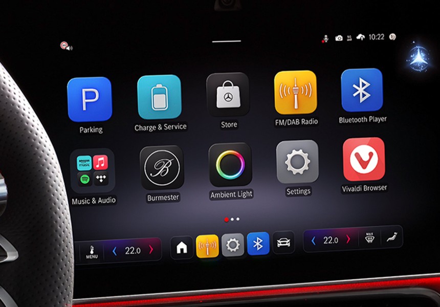 
			  	Zentraldisplay im Mercedes-Benz CLA mit aktiver Navigation �ber Google Maps und eingeblendeter Musikwiedergabe.
			  