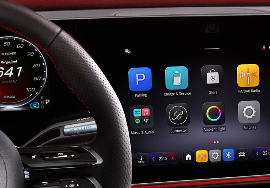 
			  	Zentraldisplay im Mercedes-Benz CLA mit aktiver Navigation �ber Google Maps und eingeblendeter Musikwiedergabe.
			  