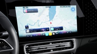 
Zentrales Display im Mercedes-Benz CLA mit aktiver Navigation und eingeblendeter Karte.
