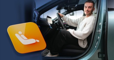 
						  Produktmanager Christopher Hartung sitzt hinter dem Steuer einer Mercedes-Benz E-Klasse und blickt in die Kamera. Links ist ein orangefarbenes Icon zu sehen, auf dem eine Figur in einem Sitz sitzt.
						  