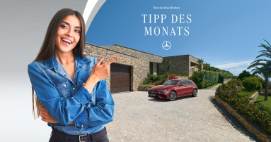 
						  Eine brnette Frau deutet mit dem Zeigefinger auf ein Bild einer roten A-Klasse, die vor einer sommerlichen Kulisse mit Steinhaus, Palmen und blauem Himmel steht.
						  