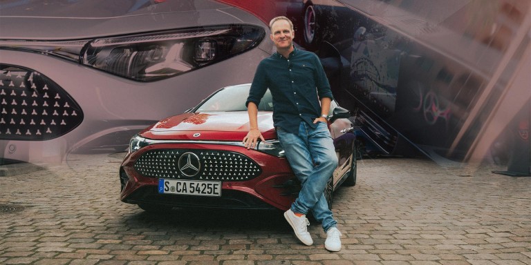 
							Matthias Malmedie lehnt an der Motorhaube eines roten CLA mit EQ Technologie und blickt l�chelnd in die Kamera.
					 	 