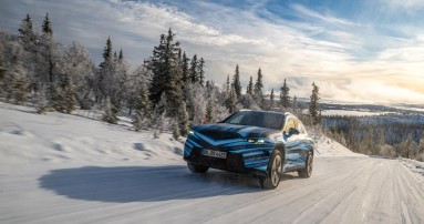 
						  Der neue, optisch noch getarnte GLC mit EQ Technologie auf verschneiter Strae.
						  