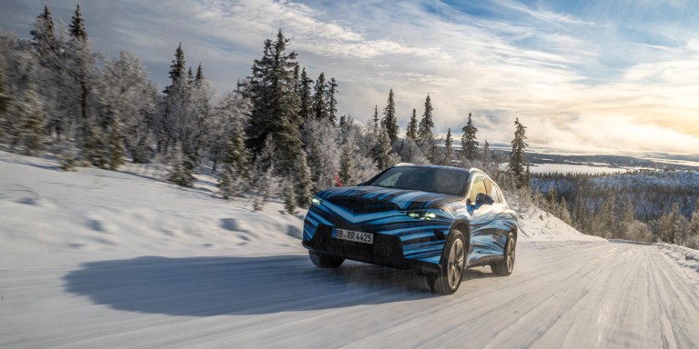 
				Der neue, optisch noch getarnte GLC mit EQ Technologie auf verschneiter Stra�e.
				