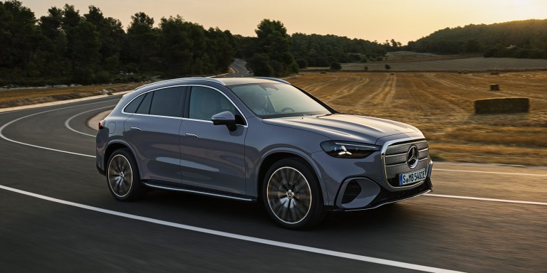 
				Ein vollelektrischer Mercedes-Benz GLC in lavender silver f�hrt durch eine Kurve. Die Abendsonne beleuchtet die Landschaft im Hintergrund.
				