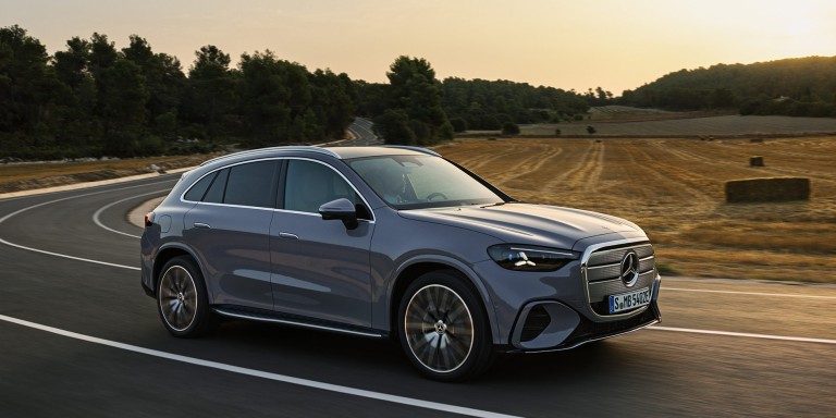 
				Ein vollelektrischer Mercedes-Benz GLC in lavender silver f�hrt durch eine Kurve. Die Abendsonne beleuchtet die Landschaft im Hintergrund.
				