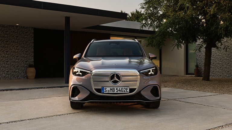 
			Ein Mercedes-Benz GLC in lavender silver steht frontal auf einer Einfahrt. Hinter dem Fahrzeug sind ein modernes Haus, eine Natursteinwand und ein Baum zu sehen.
		