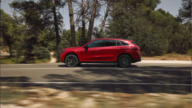 
			Seitenansicht eines Mercedes-Benz GLC in Lack MANUFAKTUR patagonienrot metallic, der auf einer Landstra�e f�hrt, neben der Stra�e befinden sich mehrere B�ume.
		