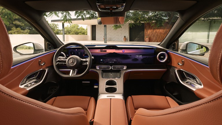 
			Innenraum des Mercedes-Benz GLC mit Blick auf das gro�e Display �ber die gesamte Breite. Interieur in Leder beech brown/schwarz und modern gestalteter Mittelkonsole.
		