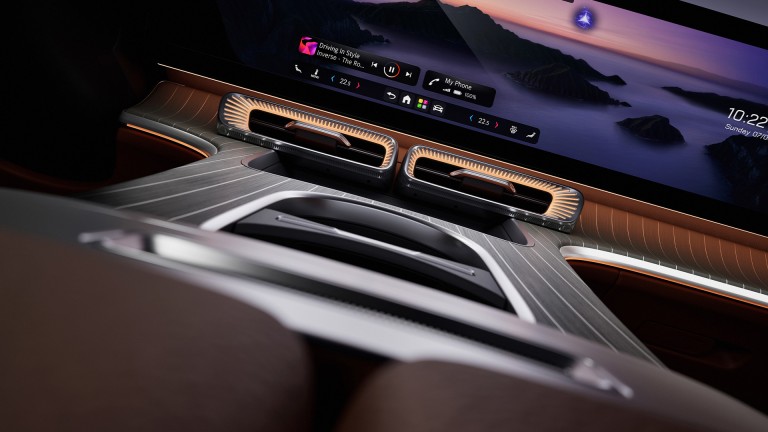 
			Nahaufnahme der Mittelkonsole in dunkler Holzoptik mit Zierleisten in Chrom.
		