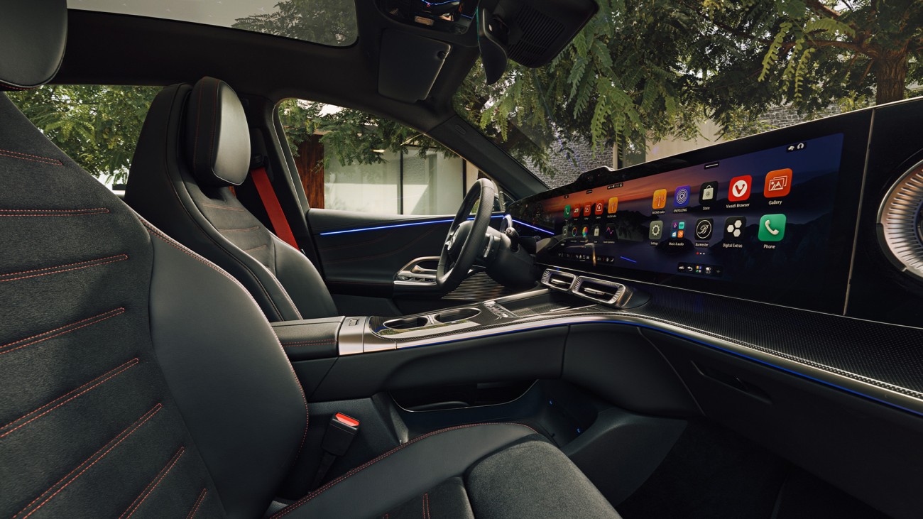 
			Detailaufnahme von schwarzem Ledersitzen mit perforierter Oberfl�che und roten Ziern�hten im Interieur des neuen vollelektrischen Mercedes-Benz GLC.
		