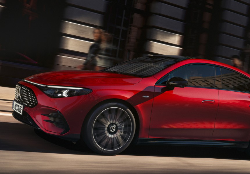 
			  	Seitenansicht des CLA mit EQ-Technologie in Lack MANUFAKTUR patagonienrot metallic, der auf einer Strae fhrt.
			  