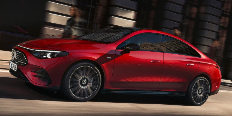 
							Seitenansicht des CLA mit EQ-Technologie in Lack MANUFAKTUR patagonienrot metallic, der auf einer Stra�e f�hrt.
					 	 