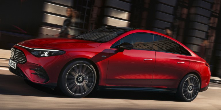 
							Seitenansicht des CLA mit EQ-Technologie in Lack MANUFAKTUR patagonienrot metallic, der auf einer Stra�e f�hrt.
					 	 