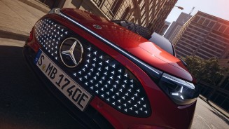 
Frontansicht CLA in Lack MANUFAKTUR patagonienrot metallic mit Fokus auf Panel mit beleuchtetem Mercedes-Benz Pattern.
