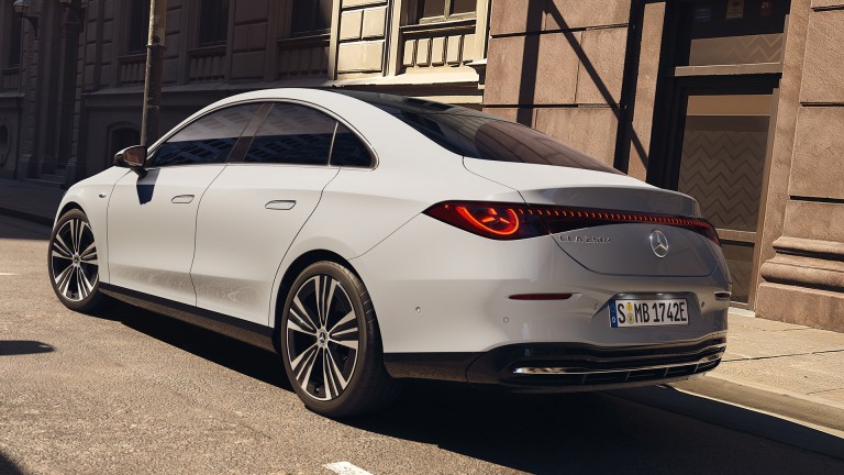 
			Der CLA 250+5,6 von links hinten in Unilack polarwei� an einer Stra�e stehend.
		